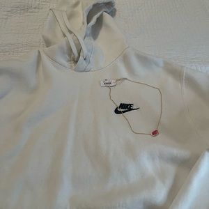 nike hoodie, kendra scott necklace